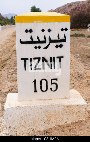 Tiznit 105 Km Milestone, Tafraoute, Région de Souss-Massa-Draa, Maroc Banque D'Images