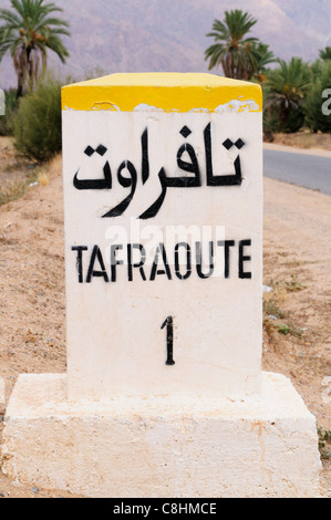 Tafraoute bilingue 1 Km Milestone, Tafraoute, Région de Souss-Massa-Draa, Maroc Banque D'Images