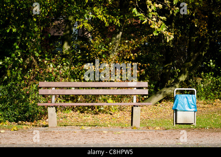 Banc de parc et de litière Bin en Allemagne Banque D'Images