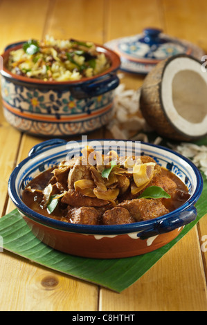 Xacuti poulet avec riz à la noix de coco. L'ouest de l'Inde l'alimentation Banque D'Images