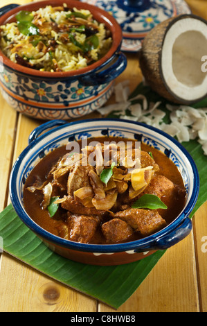 Xacuti poulet avec riz à la noix de coco. L'ouest de l'Inde l'alimentation Banque D'Images