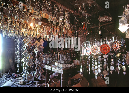 Emery Blagdon artiste qui construit des tableaux et des sculptures dans sa grange qu'il croyait qualités de guérison. Banque D'Images