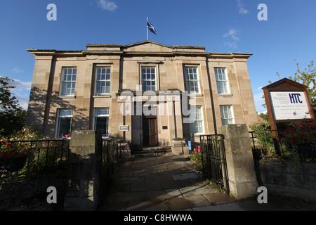 Ville de Dingwall, en Écosse. La Highland Theological College à Dingwall's High Street. Banque D'Images