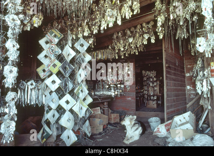 Emery Blagdon artiste qui construit des tableaux et des sculptures dans sa grange qu'il croyait qualités de guérison. Banque D'Images