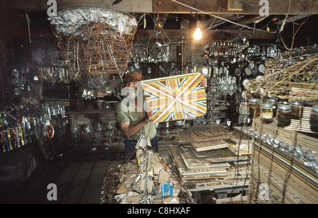 Emery Blagdon artiste qui construit des tableaux et des sculptures dans sa grange qu'il croyait qualités de guérison. Banque D'Images