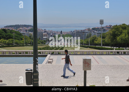 L'homme marche dans la partie supérieure de le parc Eduardo VII Banque D'Images