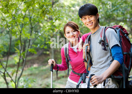 Jeune couple sur Randonnée Pédestre Banque D'Images