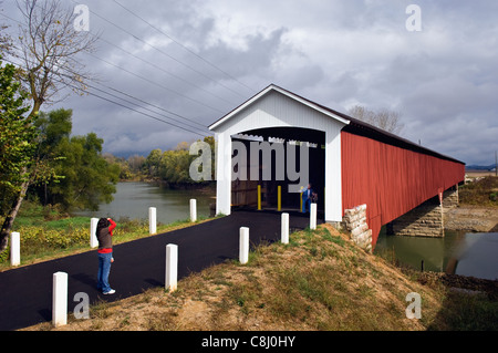 Woman Taking Photo de famille et le pont couvert de Medora sur l'Est de la fourche de la Rivière Blanche dans le comté de Jackson, dans l'Indiana Banque D'Images