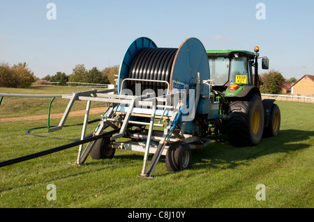 Mise sous tension du tracteur Briggs arrosage automatique sur l'hippodrome de Warwick, Royaume-Uni Banque D'Images