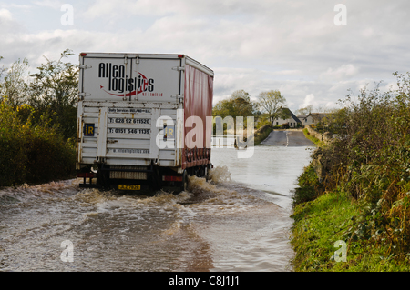 Camion conduit par des routes rurales inondées en Irlande du Nord Mardi, 25 octobre, 2011. Banque D'Images