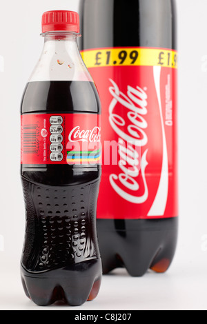 Deux bouteilles en plastique de Coca Cola un grand petit Banque D'Images