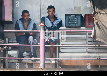 Portrait de deux membres de l'équipe de Nil croisière voile assis dans la fumée des vapeurs dans l'arrière du navire Banque D'Images