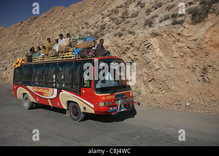 Auto autobus, autocar, Pakistanais, passager, le Pakistan, le Baloutchistan, d'Asie, le nombre de voyageurs-coach, omnibus, charger, sur le chemin, sur la route, la tra Banque D'Images