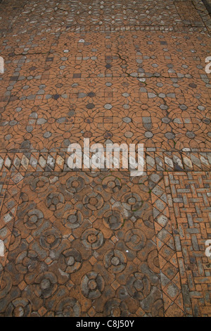 Carreaux décorés qui restent encore aujourd'hui dans l'église à l'abbaye de Fountains, Yorkshire Banque D'Images