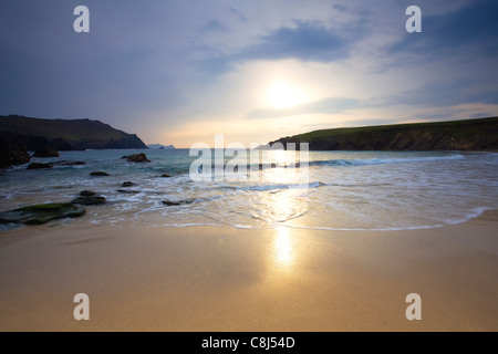 Marée montante et soleil du soir à Clogher Beach sur la péninsule de Dingle, Co.Kerry, Ireland Banque D'Images