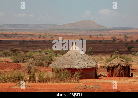 Adobe cabanes sur le plaines rouge de la terre du nord du Kenya Banque D'Images