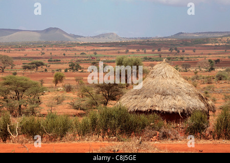 Adobe cabanes sur le plaines rouge de la terre du nord du Kenya Banque D'Images