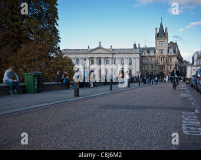 Kings Parade Cambridge à la nord. Ouvrir l'espace sur la route dans un paysage urbain. Possibilité d'utiliser comme image de fond. Banque D'Images