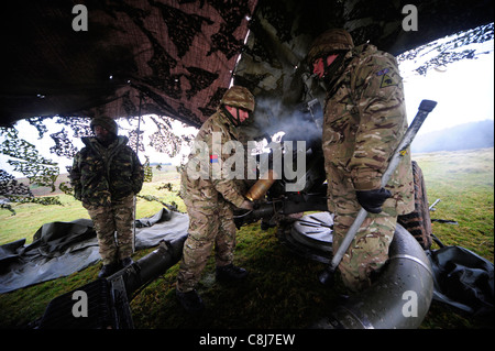 L118 canon léger 105mm tirées par bean 4 Regiment RA au Pays de Galles Banque D'Images