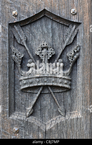 St Edmund's Crown et des flèches gravées sur les portes de l'église de St Edmund à Fritton à Norfolk qui était auparavant dans le Suffolk Banque D'Images