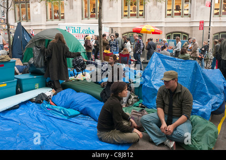 New York, NY - 23 octobre 2011 manifestants du camping sur la place de la Liberté (Zuccotti Park) Banque D'Images