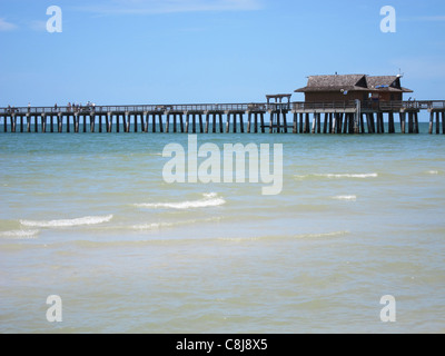 Jetée de bois par plage de Naples Floride Banque D'Images