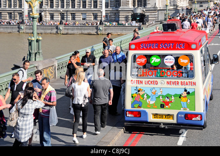 La crème glacée et de Hot Dog van stationné dans la chaussée à côté de la route occupé avec les touristes de Westminster Bridge London England UK durant la saison d'été Banque D'Images