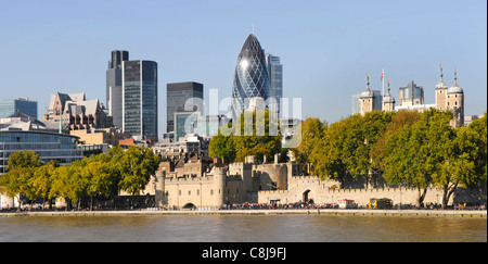 Ville de ville de Londres y compris la Tour de Londres et le Gherkin immeuble de bureau Banque D'Images