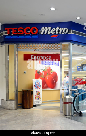 Entrée du magasin de détail du supermarché Tesco Metro un centre commercial de Canada Square à Canary Wharf Tower Hamlets East London England Banque D'Images