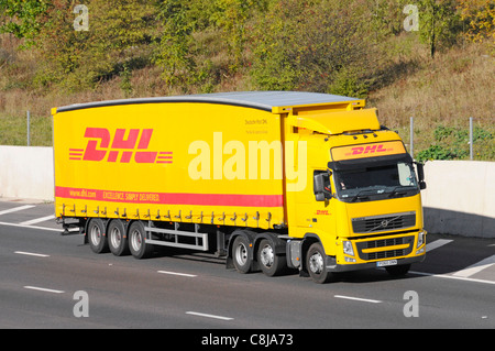 DHL Deutsche Post vue latérale et avant camion Volvo hgv et rideau coulissant souple remorque articulée marque et logo UK autoroute Banque D'Images