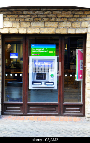 Un guichet automatique au Halifax Bank à Stamford. Banque D'Images