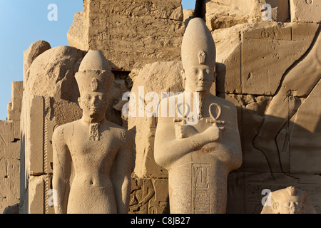 Deux statues gardant une porte à Karnak Temple, Luxor Egypte Banque D'Images