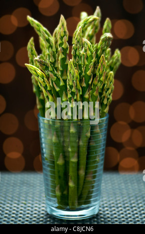 Asperges fraîches dans un verre Banque D'Images