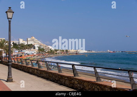 Costa del Sol, Espagne - Benalmadena. La promenade de front de mer. Banque D'Images