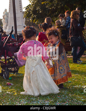 Nice, France, grande foule, jeunes enfants, filles en robe fantaisie, enfants, profiter des événements annuels du Carnaval sur le Festival de rue, par derrière, dans le parc public Banque D'Images