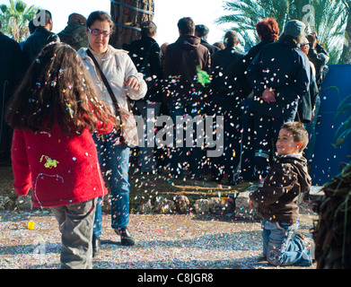 Nice, France, jeunes enfants appréciant les événements annuels du carnaval sur Street Throwing Paper Confetti, foule, festivals en famille Banque D'Images