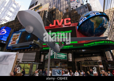 Modèle de drone Predator dans Times Square New York City dans le cadre de la manifestation occupons Wall Street le Oct 15, 2011 Banque D'Images