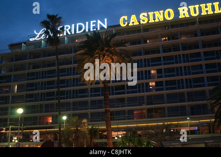 Nice, France, 'le Méridienn', Hôtel de luxe, façade, avant, la nuit, avec 'Casino Ruhl' Neon Sign, côte d'azur Banque D'Images