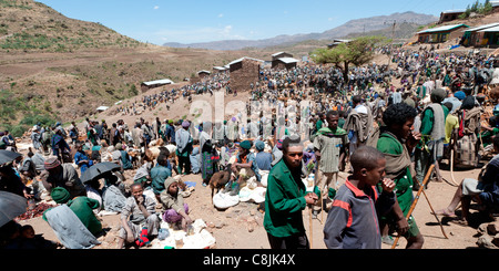 Des foules de gens se rassemblent à Usketna marché sur la route de montagne entre Lalibela et Korem, dans le Nord de l'Ethiopie, l'Afrique. Banque D'Images