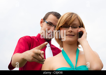 Portrait de jeune homme confiant et femme. Les jeunes de l'équipe d'entreprises prospères concept. Banque D'Images