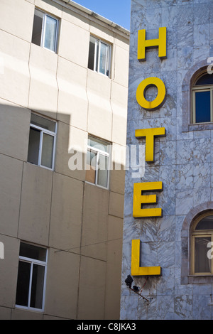 Des lettres jaunes hotel sign. Banque D'Images