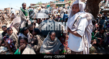 Des foules de gens se rassemblent à Usketna marché sur la route de montagne entre Lalibela et Korem, dans le Nord de l'Ethiopie, l'Afrique. Banque D'Images