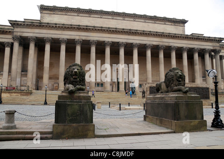 Deux statues de lion en dehors de St George's Hall, le centre de Liverpool, Royaume-Uni. Banque D'Images