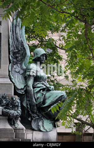 Vue latérale d'une statue de la Justice sur la William Gladstone Monument à St John's Gardens, Liverpool, Merseyside, Royaume-Uni. Banque D'Images