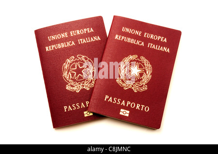 L'Italien e-passeports biométriques sur un fond blanc Banque D'Images