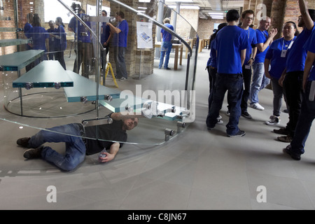 Le personnel prépare pour le lancement de l'iPhone 4s dans l'Apple Store de Covent Garden à Londres. Banque D'Images