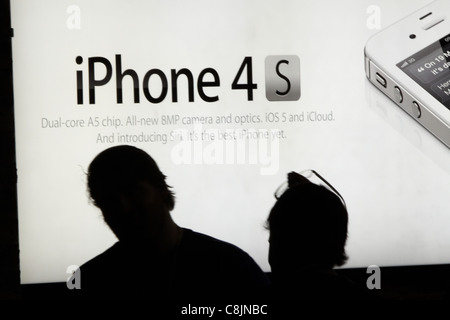 Le personnel prépare pour le lancement de l'iPhone 4s dans l'Apple Store de Covent Garden à Londres. Banque D'Images