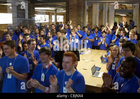 Le personnel prépare pour le lancement de l'iPhone 4s dans l'Apple Store de Covent Garden à Londres. Banque D'Images