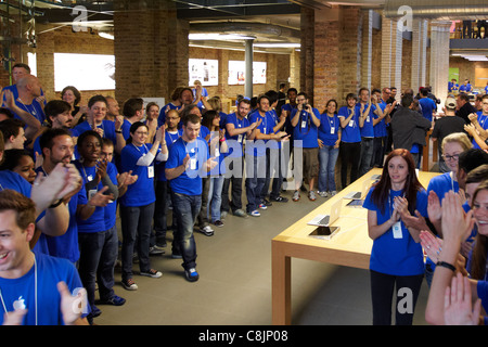 Le personnel prépare pour le lancement de l'iPhone 4s dans l'Apple Store de Covent Garden à Londres. Banque D'Images