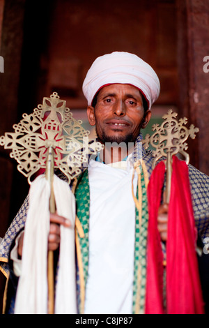 Portrait d'un prêtre chrétien orthodoxe à l'église rupestres Bet Abba Libanos à Lalibela, Ethiopie, Afrique du Nord. Banque D'Images